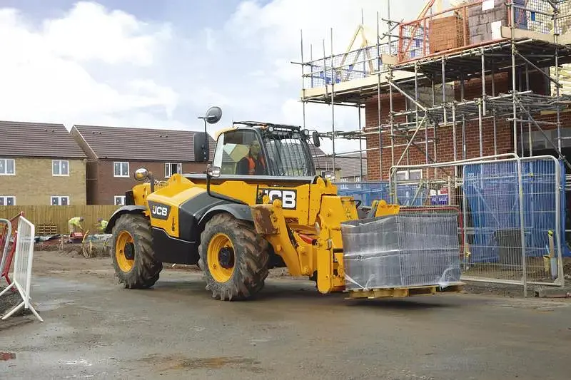 JCB 535-125 telescopic handler high visibility