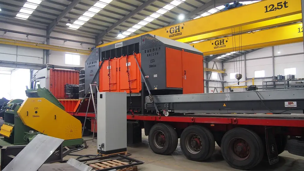 Industrial pre-shredders