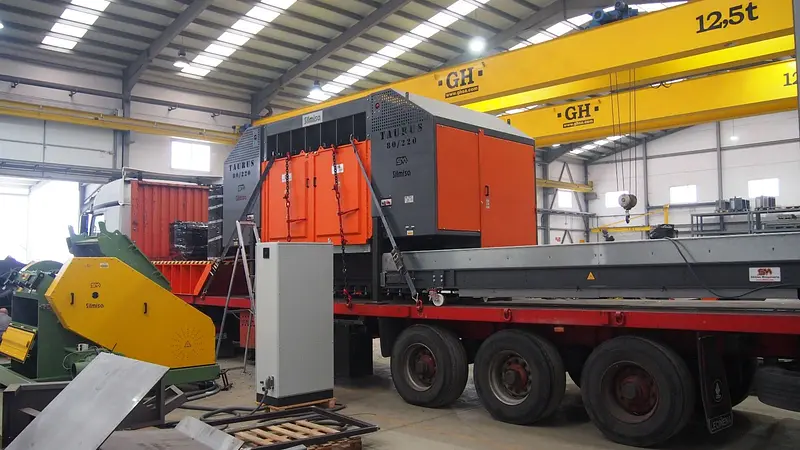 Industrial pre-shredders