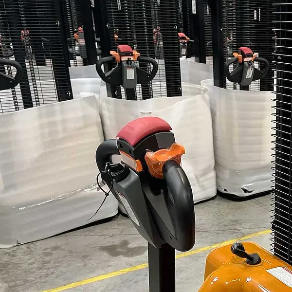 Apilador eléctrico de 1200kg con altura de elevación de 2500mm