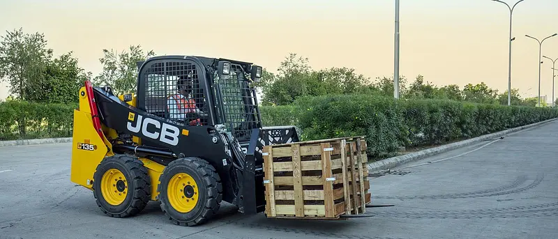 JCB 135 radial lift skid steer loader with small platform