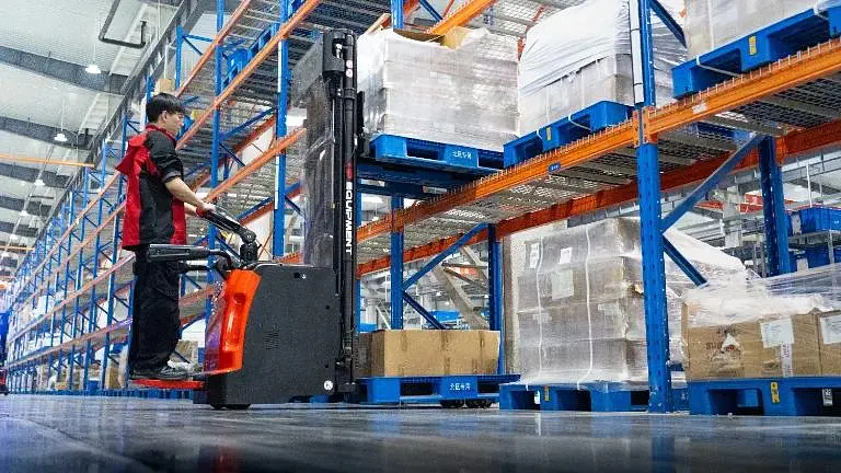 Heavy-Duty Li-ion Stacker with Foldable Platform 1.6T - EP RSL16-PRO