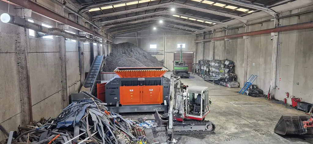 Industrial pre-shredders