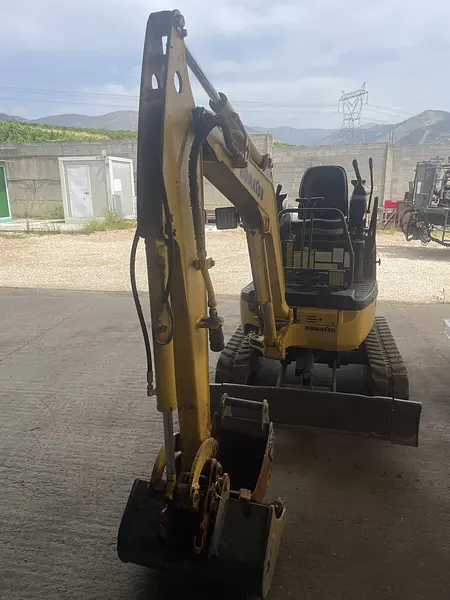 Miniexcavadora Komatsu PC18 con enganche rápido y 2 cazos