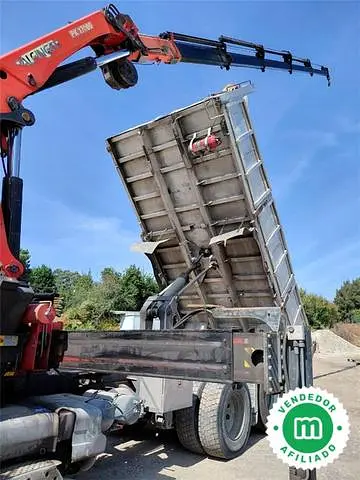 Renault 400 6x2 con prolongas hidráulicas y control remoto