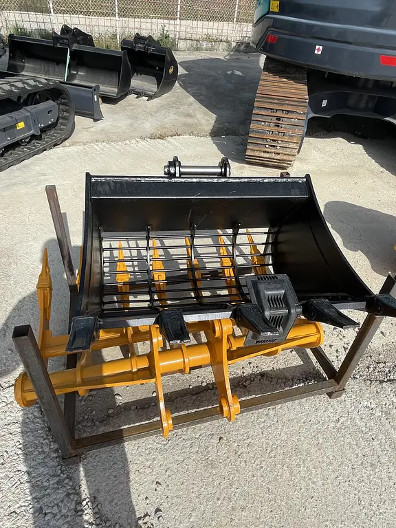 Excavator sieve bucket