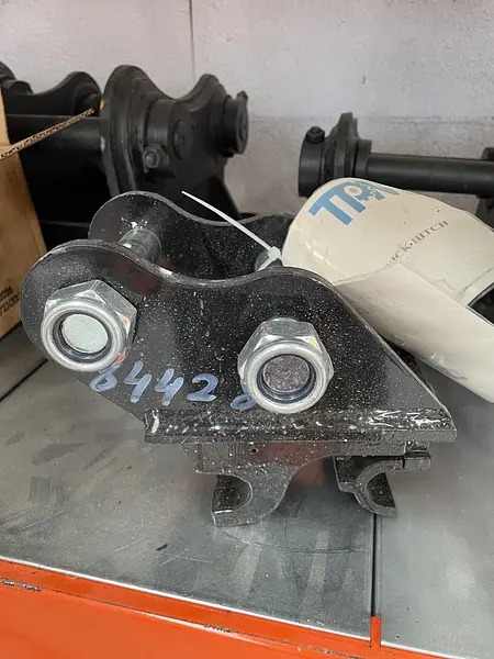 Manual quick coupler