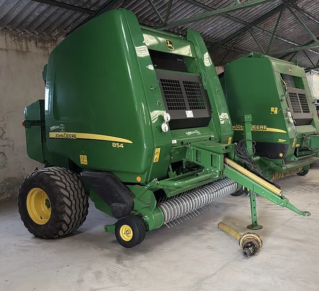 John Deere 854 round baler