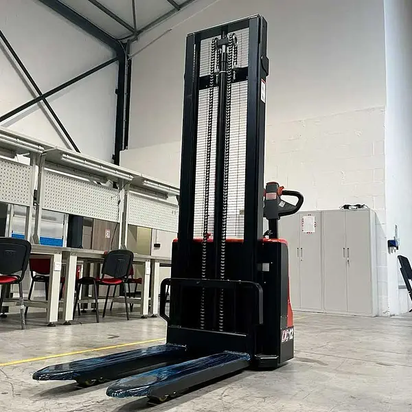 Apilador eléctrico de 1200kg con altura de elevación de 2500mm