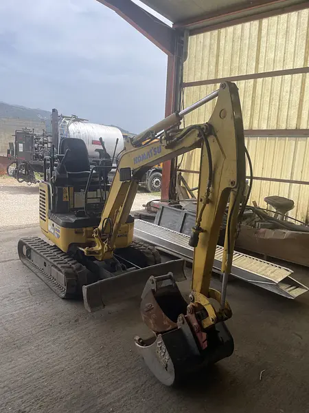 Miniexcavadora Komatsu PC18 con enganche rápido y 2 cazos