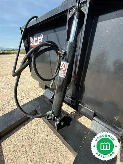 Hydraulic high dump bucket