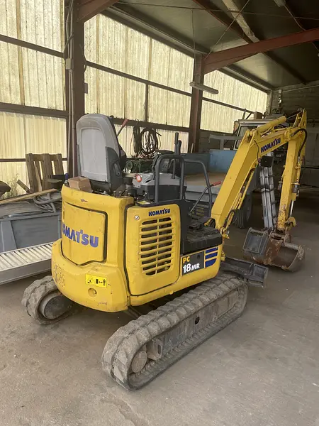 Miniexcavadora Komatsu PC18 con enganche rápido y 2 cazos