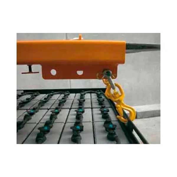 Nozzle on the forks to manipulate batteries
