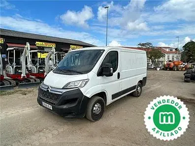 Renault 400 6x2 con prolongas hidráulicas y mando a distancia