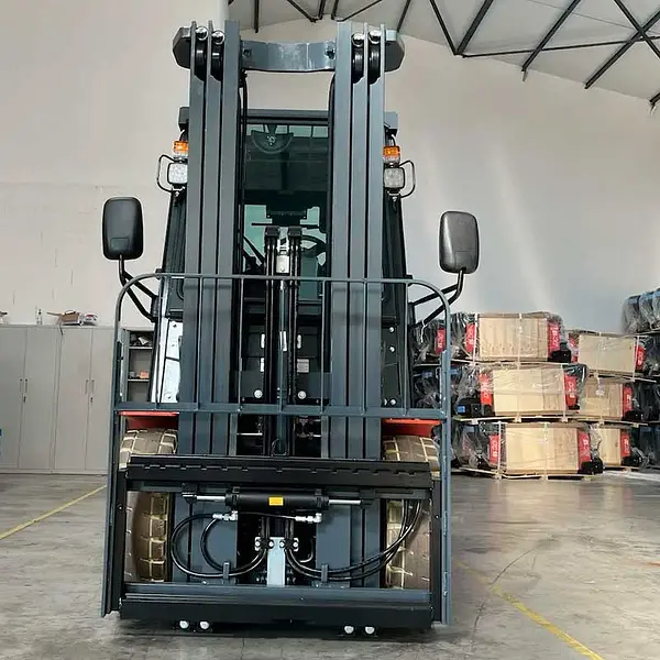 1800kg lithium forklift with triplet mast and 4800mm elevation