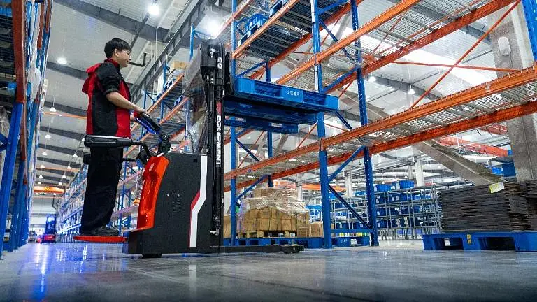 Heavy-Duty Li-ion Stacker with Foldable Platform 1.6T - EP RSL16-PRO