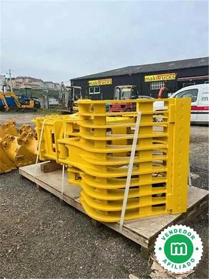Excavator clamshell buckets for mini excavators