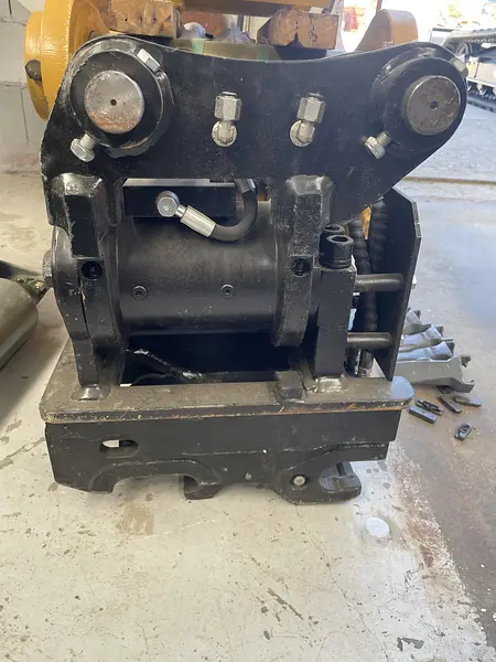 Powertilt quick coupler system