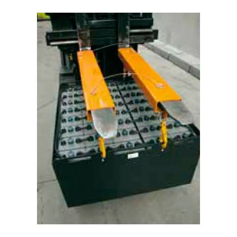 Nozzle on the forks to manipulate batteries