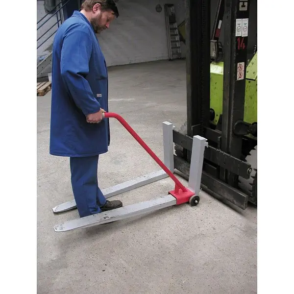 Elevator fork painted red fire with 150 kg load capacity