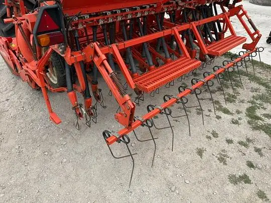 Grada rotativa Kuhn HRB303 y sembradora Kuhn Nodet GC